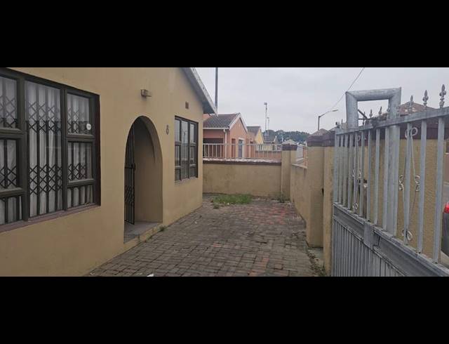 3 BEDROOM HOUSE FOR SALE IN BROWNS FARM